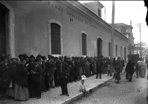Guardas da Polícia Cívica de Lisboa fiscalizam a distribuição de alimentos racionados, em 1918, logo após o final da Primeira Guerra Mundial<br />
Joshua Benoliel - Arquivo Municipal de Lisboa